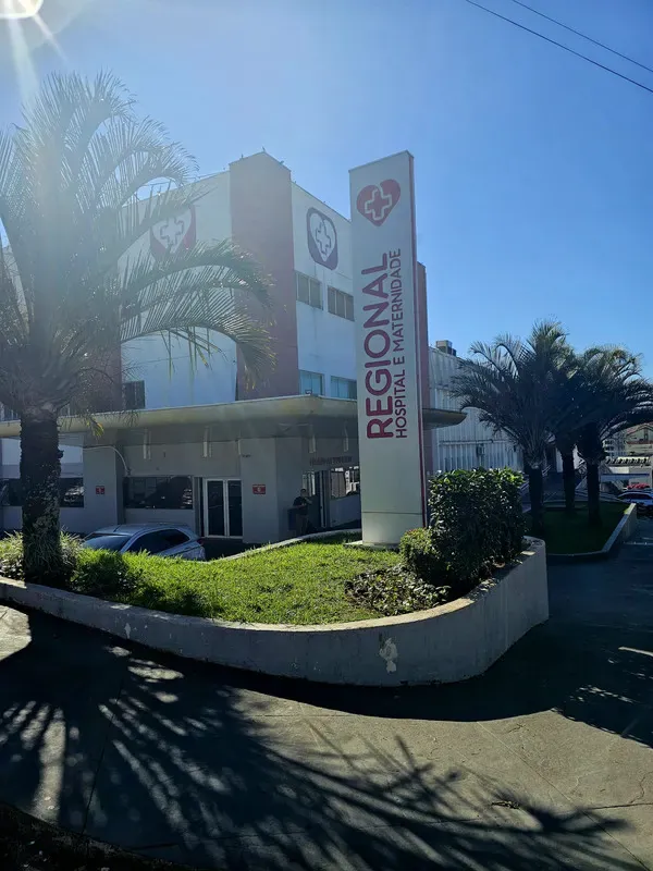 Fachada com a placa “Regional Hospital e Maternidade”, em Franca